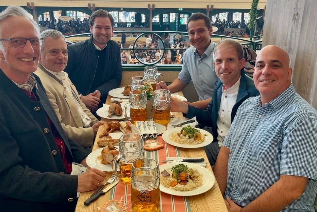 Das erste Zusammenkommen des Cyber Security Stammtischs München auf dem Oktoberfest 2025.