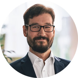 Portrait of Dr. Richard Grewe, Managing Security Consultant and Information Security Officer at usd AG, in a suit.