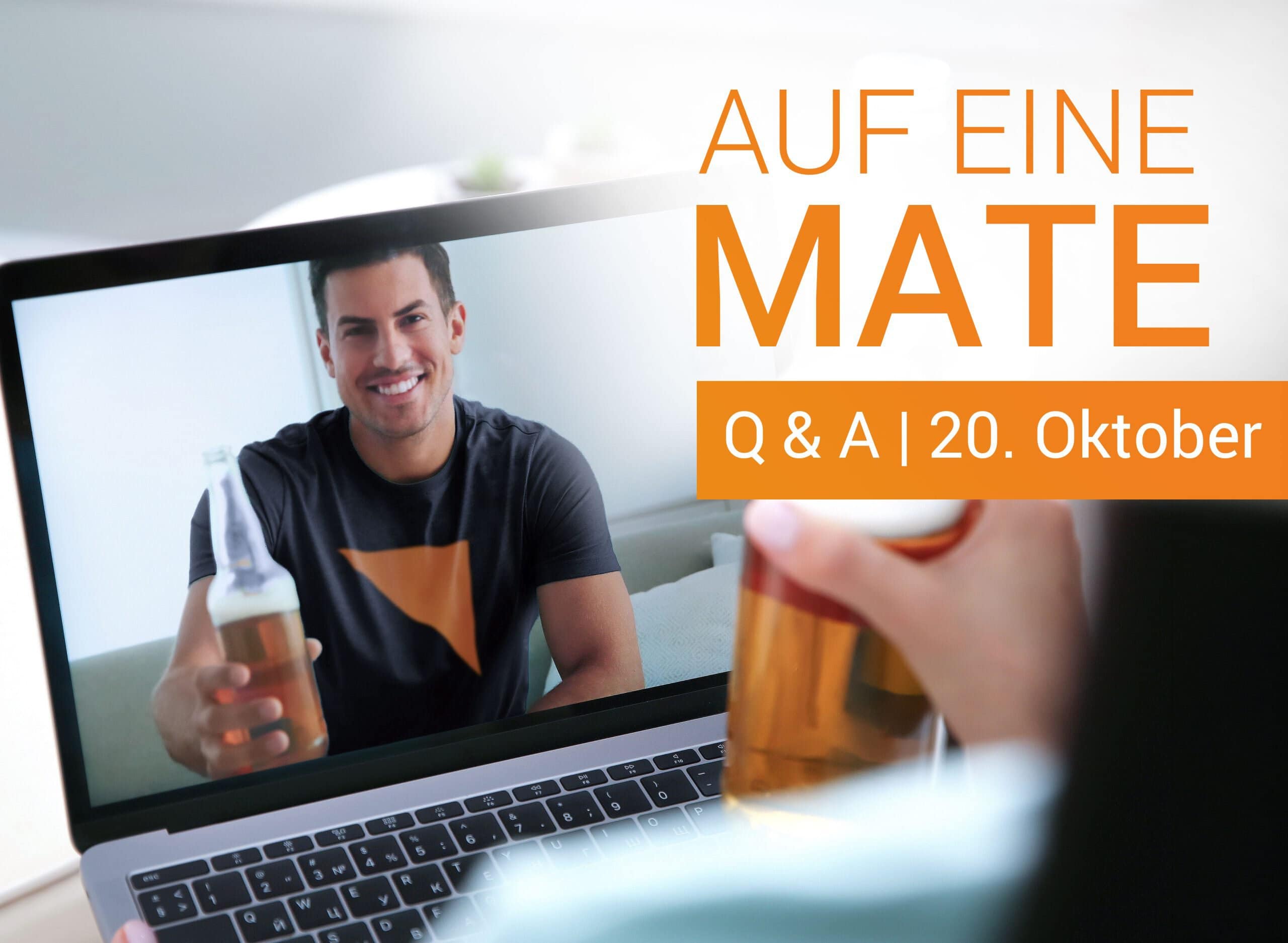 Laptop auf einem Tisch mit Videocall: Eine Person auf dem Bildschirm hält eine Mateflasche in die Kamera, im Vordergrund hebt eine zweite Person ebenfalls eine Flasche. Rechts eingeblendet der Text „AUF EINE MATE“ sowie „Q&A | 20. Oktober“.