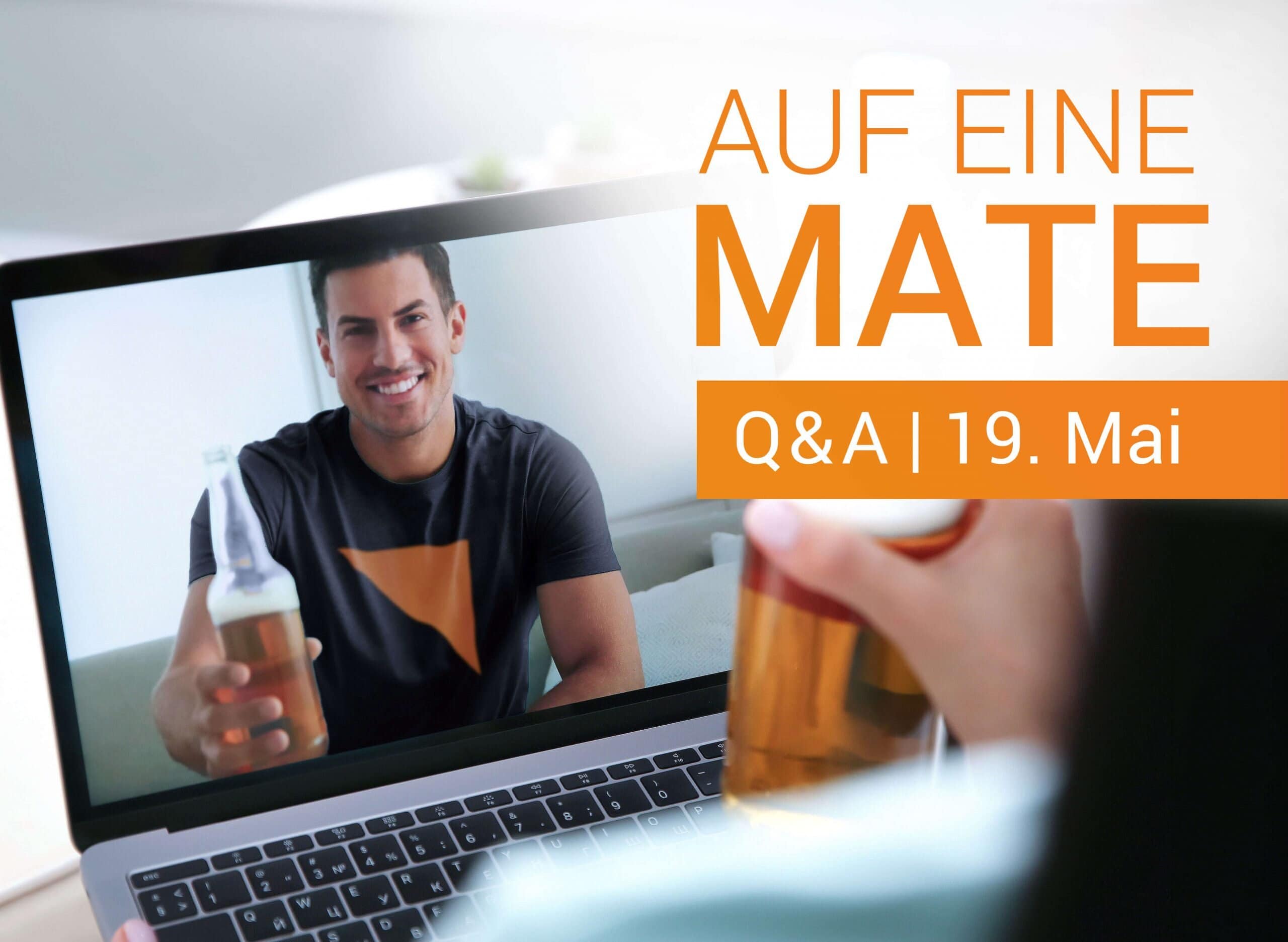 Laptop mit Videoanruf: Eine Person hält eine Mate-Flasche in Richtung Bildschirm, auf dem ebenfalls eine Person mit Getränk zu sehen ist. Rechte Bildhälfte mit Textoverlay „Auf eine Mate – Q&A | 19. Mai“.