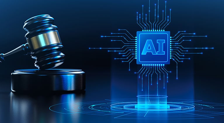 Symbolische Darstellung des EU AI Act im Kontext des KI-Omnibus: Links ein Richterhammer als Zeichen für Regulierung und Recht, rechts ein leuchtender Mikrochip mit der Aufschrift ‚AI‘, umgeben von digitalen Leiterbahnen. Die Komposition verdeutlicht die Verbindung von künstlicher Intelligenz und gesetzlicher Kontrolle.