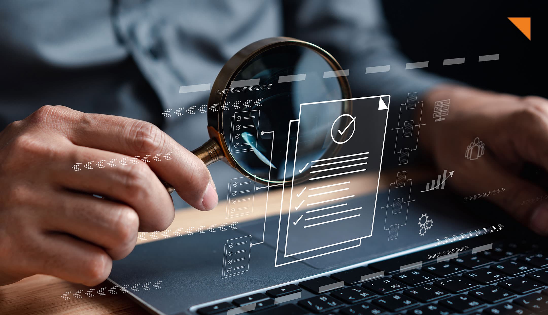 upe über digitalem Prüfprotokoll auf Laptop – Symbolbild für KAMaRisk Konsultation, Risikomanagement und regulatorische Anforderungen im Bankensektor.